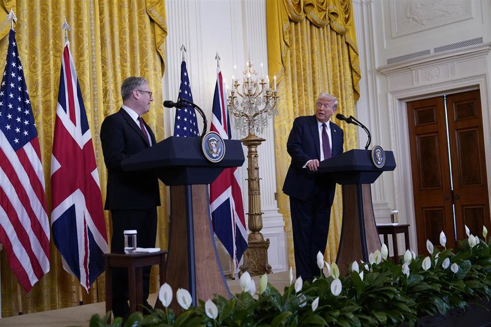 Archivo - El primer ministro británico, Keir Starmer, a la izquierda, junto al presidente de Estados Unidos, Donald Trump, en rueda de prensa