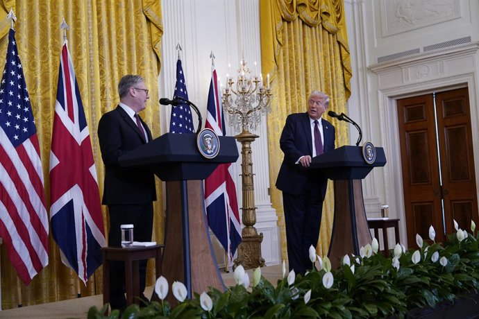 Archivo - 27 de fevereiro de 2025, Washington, Distrito de Columbia, EUA: O presidente dos Estados Unidos, Donald J. Trump, e o primeiro-ministro do Reino Unido, Keir Starmer, conduzem uma coletiva de imprensa conjunta na Sala Leste da Casa Branca, em Was