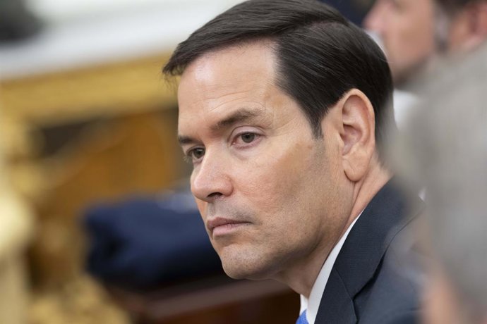 Archivo - 5 de maio de 2025, Washington, Distrito de Columbia, EUA: O secretário de Estado dos Estados Unidos, Marco Rubio, ouve durante uma reunião com o presidente dos Estados Unidos, Donald J. Trump, e o chanceler da Alemanha, Friedrich Merz, no Salão 