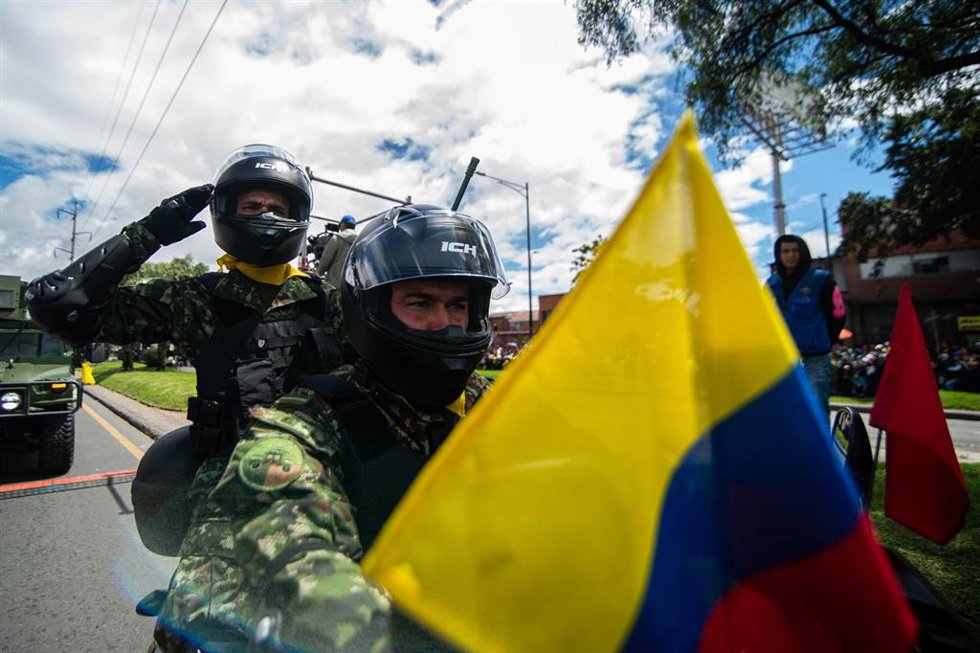 Archivo - Militares colombianos participan en un desfile del Ejército