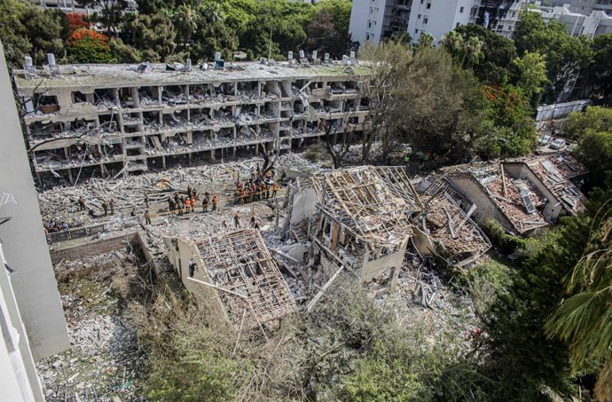 16 de junho de 2025, Tel Aviv, Israel: Local de impacto visto após um ataque de míssil balístico iraniano. Três regiões, incluindo a cidade costeira, foram atingidas na manhã de domingo em uma série de ataques com mísseis iranianos que deixaram pelo menos