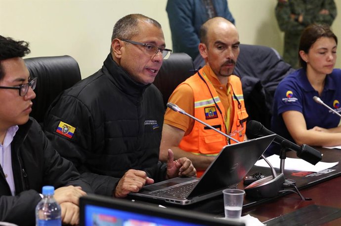 Archivo - QUITO, 17 de abril de 2016 -- O vice-presidente do Equador, Jorge Glas (2º à esq.), discursa na reunião sobre o relatório do terremoto, em Quito, capital do Equador, em 16 de abril de 2016. O número de vítimas do terremoto que atingiu a costa do