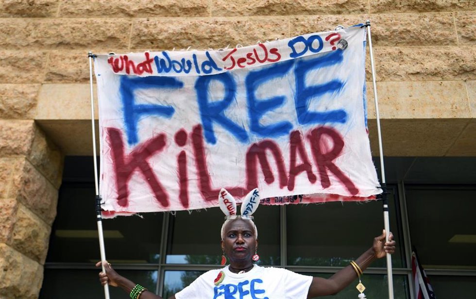 Archivo - Manifestante pide la liberación de Kilmar Ábrego en Estados Unidos