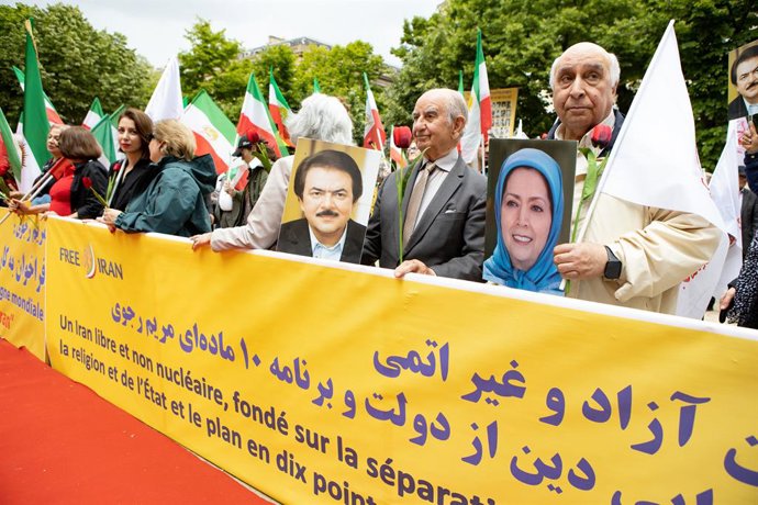 Archivo - May 13, 2025, Paris, France: Protesters hold a banner expressing their opinion during the rally. Supporters of the National Council of Resistance of Iran (NCRI) and Franco-Iranian associations organize a rally to demand an end to executions in I