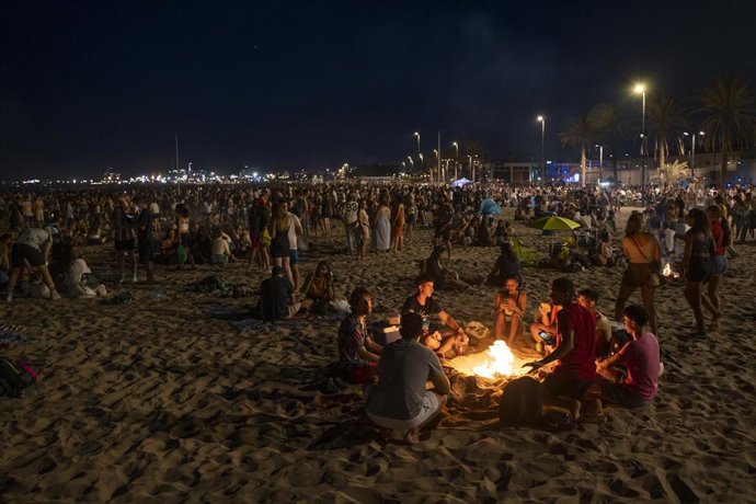 Archivo - Centenares de personas frente a una hoguera en la playa de la Malvarrosa durante la Noche de San Juan, a 23 de junio de 2022, en Valencia