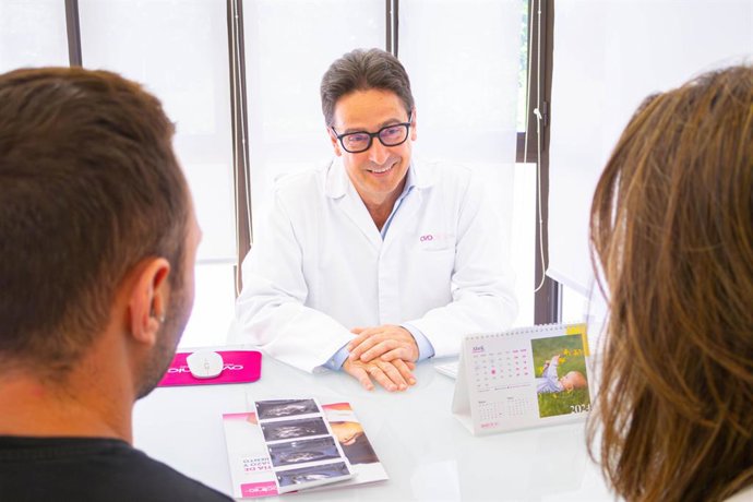 Consulta de una pareja en Ovoclinic Madrid