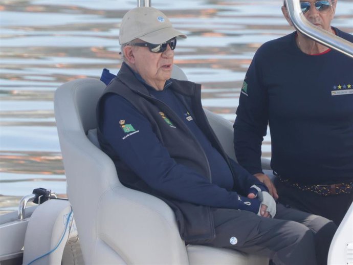 El rey Juan Carlos y Pedro Campos en la lancha "Cristina" a 22 de junio de 2025, antes de abandonar Sanxenxo tras seis días en nuestro país