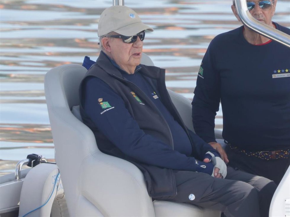 El rey Juan Carlos y Pedro Campos en la lancha "Cristina" a 22 de junio de 2025, antes de abandonar Sanxenxo tras seis días en nuestro país
