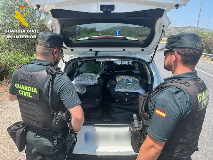 La Guardia Civil detiene a un conductor tras encontrarle 57 kg de cogollos de marihuana