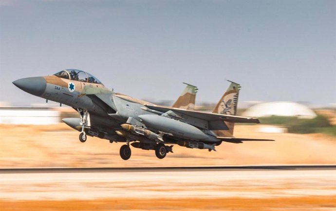 Archivo - Un avión de combate F-15 israelí despegando para bombardear objetivos hutíes en Hodeida, Yemen