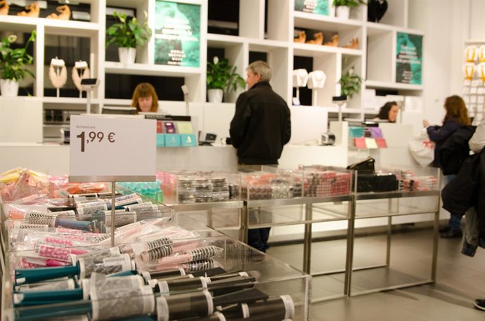 Archivo - Tiendas, tienda, H&M, ropa, compras, compra, gente comprando, precio , precios, consumo, IPC, complementos, tiendas de Gran Vía