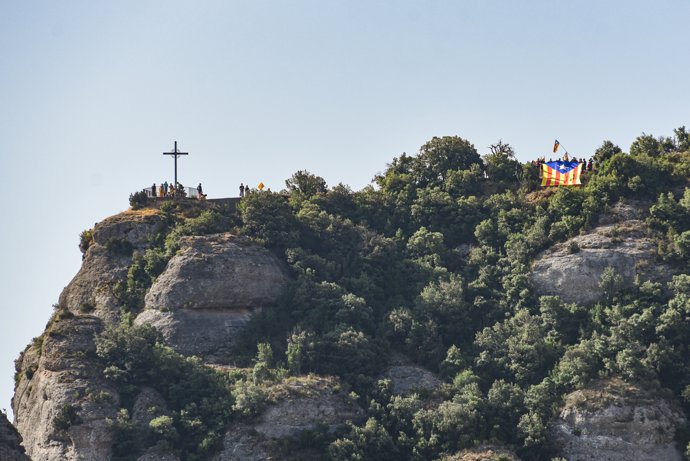 Manifestantes exteinden una bandera independentista durante una protesta de la Assemblea Nacional Catalana (ANC) contra la visita de los Reyes a la Abadía de Montserrat, a 23 de junio de 2025, en Montserrat, Barcelona, Cataluña (España).