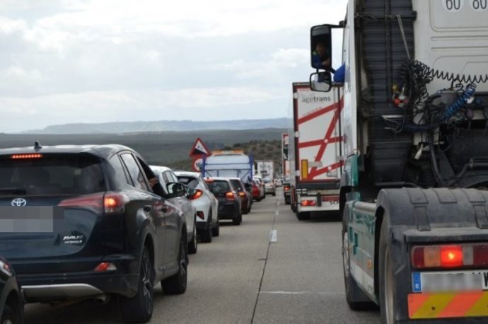 Archivo - El vuelco del camión ha ocasionado hasta siete kilómetros de retenciones en la A-4