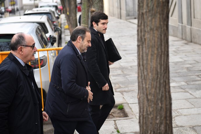 Archivo - - Imatge d'arxiu de l'ex ministre de Transports José Luis Ábalos (c) a la seua arribada a declarar al Tribunal Suprem 