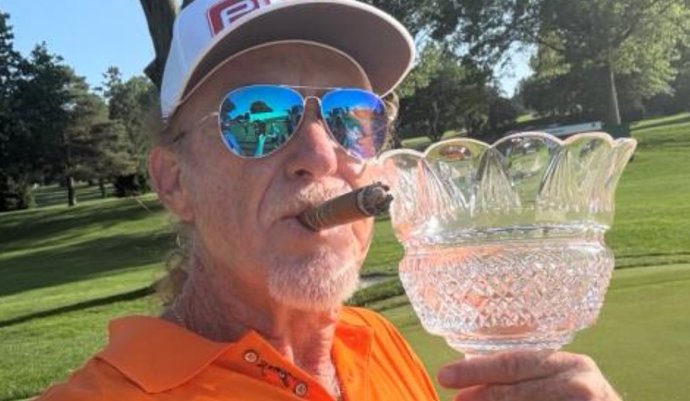 El golfista español Miguel Ángel Jiménez celebra un triunfo.