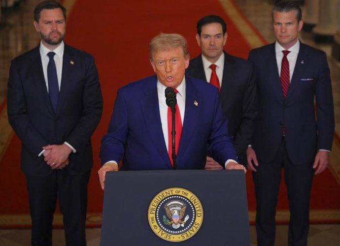 21 de junho de 2025, Washington, Distrito de Columbia, EUA: O presidente dos Estados Unidos, DONALD TRUMP, fala à nação no Salão Leste da Casa Branca em Washington, D.C., no sábado.  Mais cedo, o presidente anunciou o ataque bem-sucedido contra as três bo