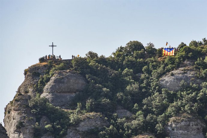 Manifestantes exteinden una bandera independentista durante una protesta de la Assemblea Nacional Catalana (ANC) contra la visita de los Reyes a la Abadía de Montserrat, a 23 de junio de 2025, en Montserrat, Barcelona, Cataluña (España). La ANC ha organiz
