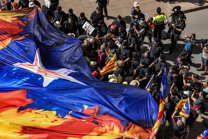Unos 200 independentistas despliegan una gran bandera por la visita de los Reyes a Montserrat