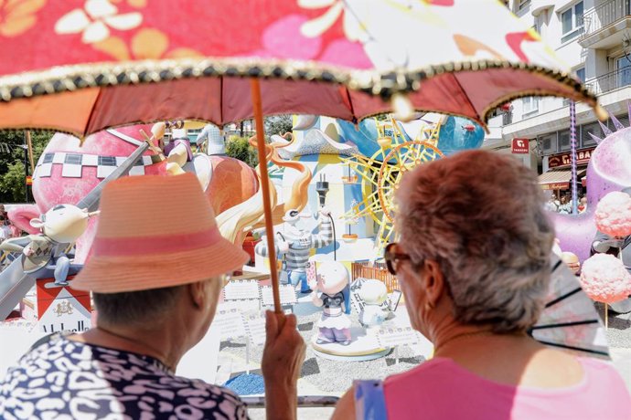 Dos dones visiten una de fogueres de Sant Joan, a 21 de juny de 2025, a Alacant-