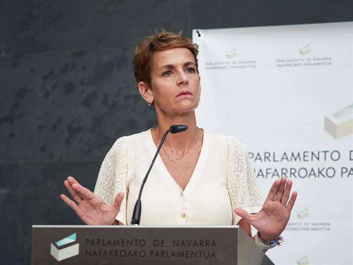 La presidenta del Gobierno de Navarra y secretaria general del PSN-PSOE, María Chivite, ofrece una rueda de prensa previa a un pleno en el Parlamento de Navarra, a 19 de junio de 2025, en Pamplona, Navarra (España). 