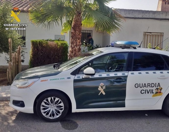 Agente de la Guardia Civil inspecciona una vivienda