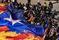 200 activistes despleguen una gran bandera independentista per la visita dels reis a Montserrat