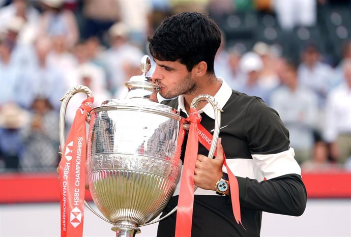 El tenista español Carlos Alcaraz con el trofeo de Queen's.