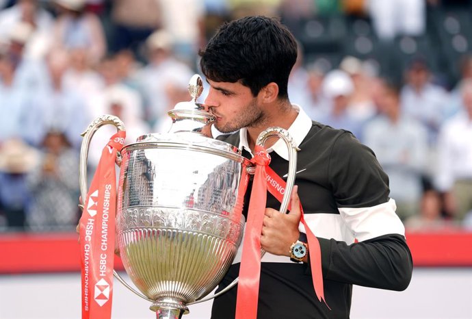 22 June 2025, United Kingdom, London: Spanish tennis player Carlos Alcaraz celebrates with the trophy after defeating Czech's Jiri Lehecka during their men's singles Final tennis match of the HSBC Championships at The Queen's Club.   . Photo: Adam Davy/PA