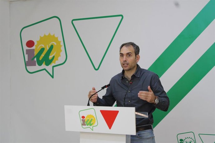 El coordinador general de IU Andalucía y diputado de Sumar por Málaga en el Congreso, Toni Valero, en rueda de prensa.