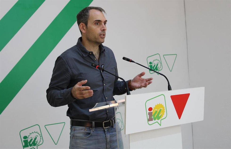 El coordinador general de IU Andalucía y diputado en el Congreso, Toni Valero, en rueda de prensa en Málaga