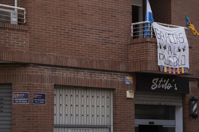 Archivo - Un cartel colgado en un balcón da las gracias a los voluntarios