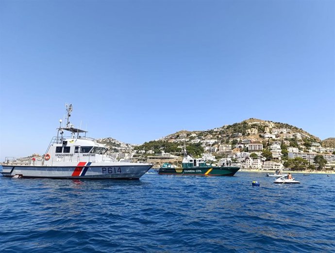 Dispositivo conjunto del Servicio Marítimo de la Comandancia de la Guardia Civil de Girona y de la Gendarmería Marítima de Port-Vendres (Francia) en la bahía de Roses (Girona)