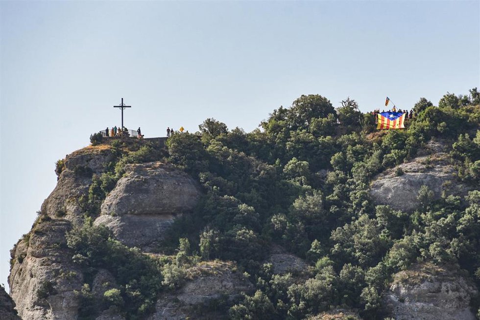 Manifestantes exteinden una bandera independentista durante una protesta de la Assemblea Nacional Catalana (ANC) contra la visita de los Reyes a la Abadía de Montserrat, a 23 de junio de 2025, en Montserrat, Barcelona, Cataluña (España). La ANC ha organ