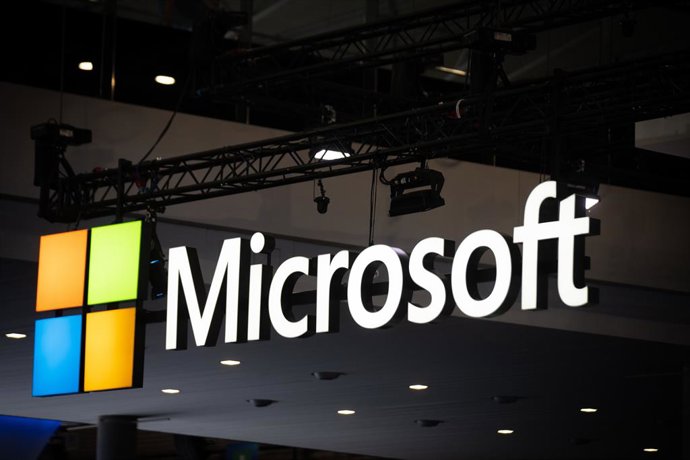 Archivo - Estand de Microsoft en el Mobile World Congress (MWC) 2023 durante la segunda jornada, a 28 de febrero de 2023, en L'Hospitalet de Llobregat, Barcelona, Catalunya (España). El Mobile de esta edición, donde exponen sus productos y servicios más d
