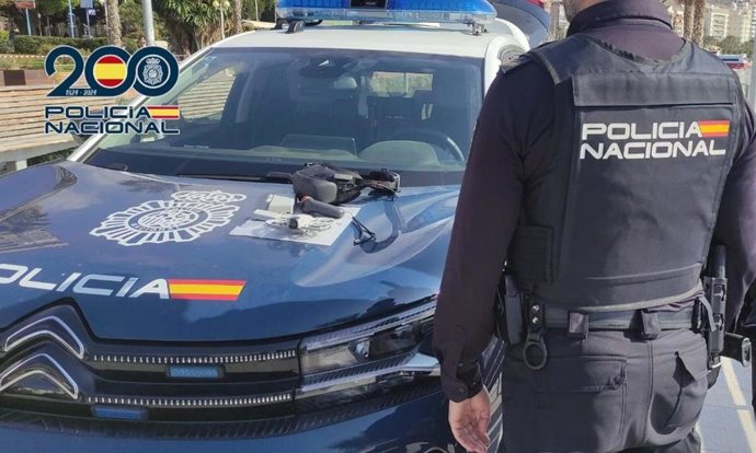 A Polícia Nacional intercepta um drone operado sem autorização no Porto de Alicante