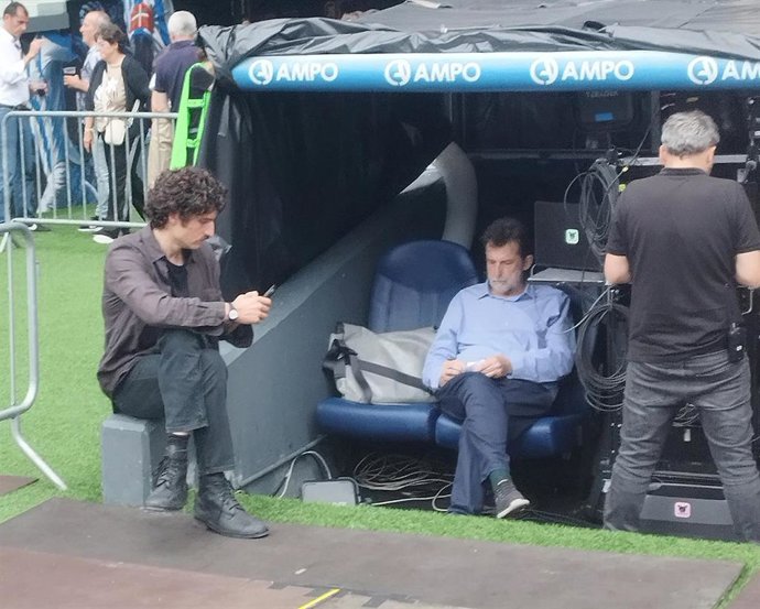 El actor Louis Garrel y el director Nanni Moretti durante en el rodaje durante el concierto de Bruce Sprinsteen en San Sebastián.