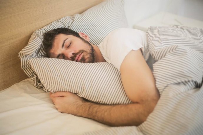 Con la llegada del verano, los días se alargan, las temperaturas aumentan y los hábitos tienden a relajarse. Los cambios en horarios y rutinas pueden tener un impacto significativo en el reloj biológico interno.