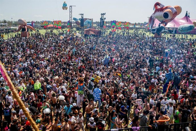 Archivo - Asistentes durante el festival Madcool 2024