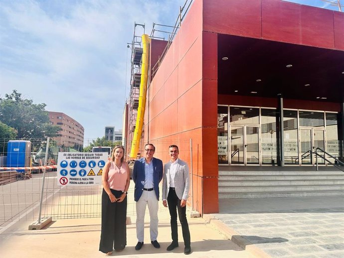 El delegado territorial de Desarrollo Educativo y Formación Profesional y de Universidad, Investigación e Innovación, Miguel Briones, acompañado por la jefa del servicio de Planificación, Eva Sánchez, en una visita a la ESAD