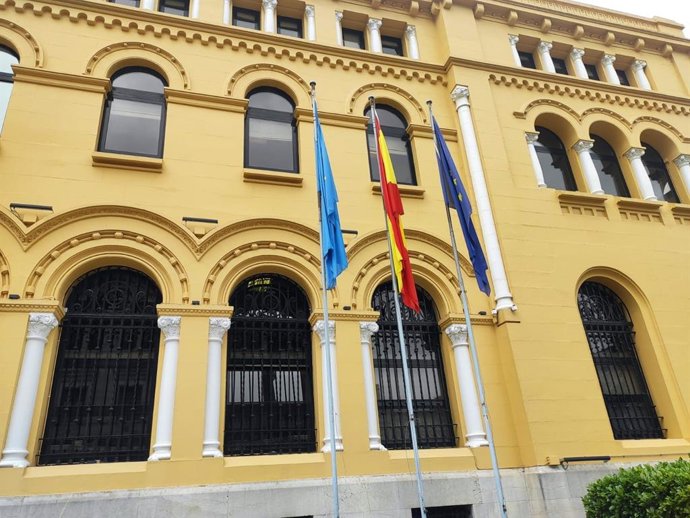 Bandera de Asturias, de España y la UE frente al palacio de Presidencia.