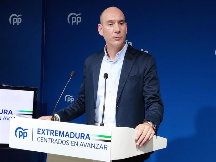 El portavoz del PP de Extremadura, José Ángel Sánchez Juliá, en una rueda de prensa en la sede del partido.