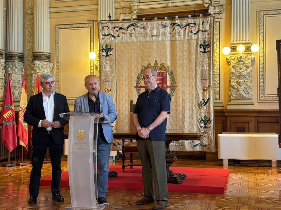 El concejal de Salud Pública y Seguridad Ciudadana, Alberto Cuadrado, el presidente de la Asociación de Supermercados de Castilla y León (Asucyl), Jose Daniel Posadas, y el presidente de la Fundación Aldaba Proyecto Hombre, Luis Antonio Martínez.