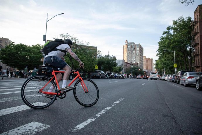 El 13% de la generación Z en España usa la bici a diario, según el barómetro de movilidad urbana de Decathlon