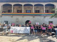 Más de medio centenar de personas reivindican frente al Consolat de Mar "la llegada real a trabajadores públicos" de IB3