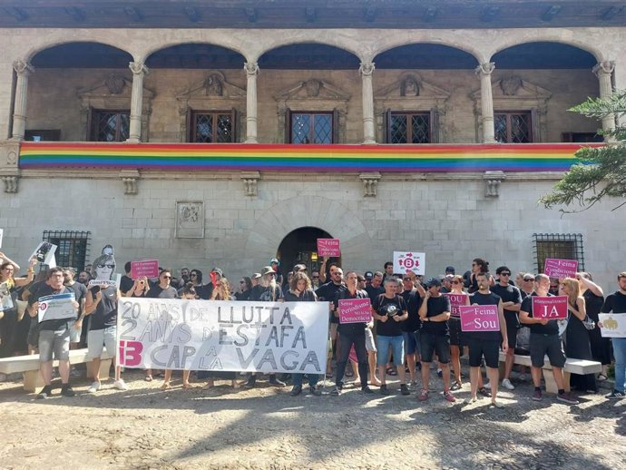 Más de medio centenar de personas reivindican frente al Consolat de Mar "la llegada real a trabajadores públicos" de IB3