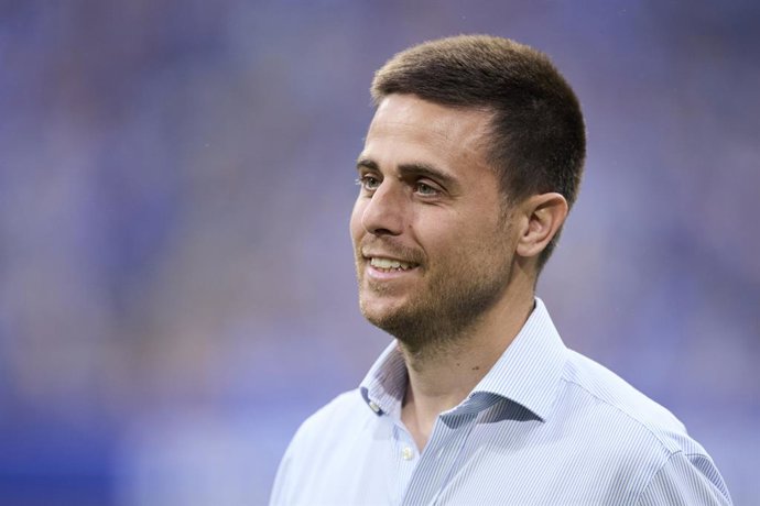 Alessio Lisci head coach of CD Mirandes looks on prior to the LaLiga Hypermotion Play Off Final 2nd Leg match match between Real Oviedo and CD Mirandes at Carlos Tartiere on June 21, 2025, in Oviedo, Spain.