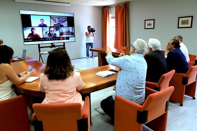 El primer teniente de alcaldesa en el Ayuntamiento de Jerez, Agustín Muñoz, en una videoconferencia con el alcalde de Victoria (Malta), Brian Azzopardi, para abordar el hermanamiento entre ambas ciudades