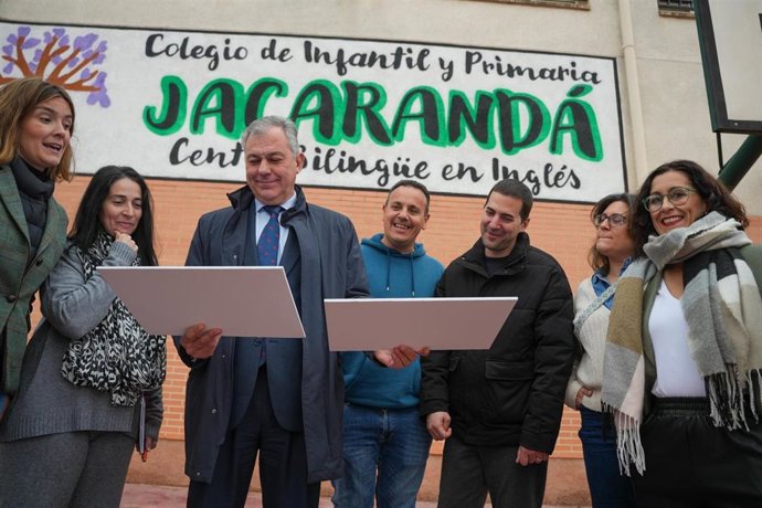 Archivo - Sevilla.-El Ayuntamiento impulsa un servicio de apoyo técnico para mejorar el control de las obras en los colegios 