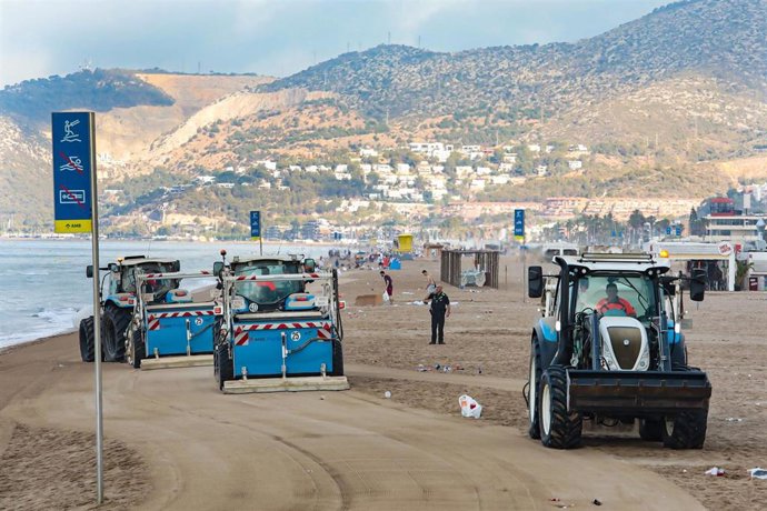 Archivo - El Àrea Metropolitana de Barcelona (AMB) ha activado un dispositivo especial para la celebración de la verbena de Sant Joan.