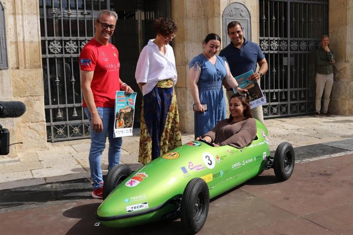 La Alcaldesa De Palencia, Miriam Andrés, En Uno De Los Autos Locos Durante La Presentación De La Carrera.